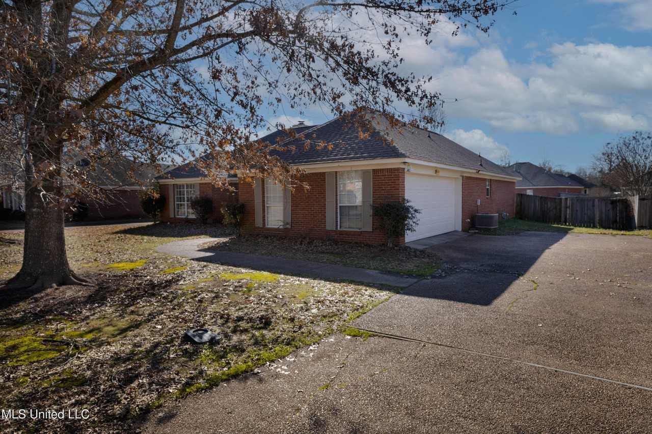105 Channing Cir - Photo 2 of 31