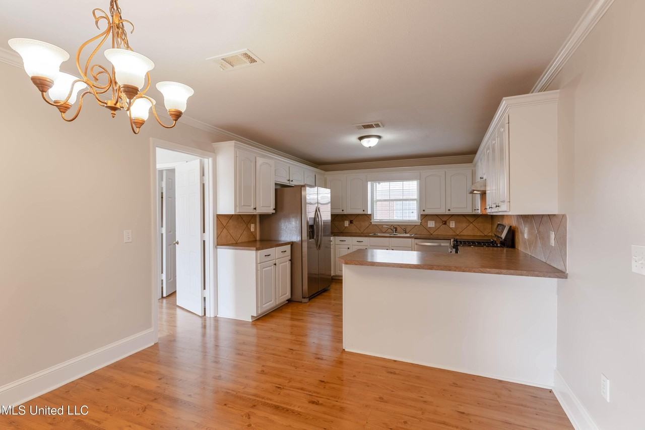 105 Channing Cir - Photo 7 of 31