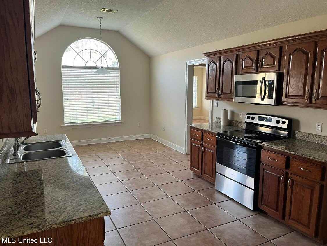 2917 Village Cir - Photo 4 of 7