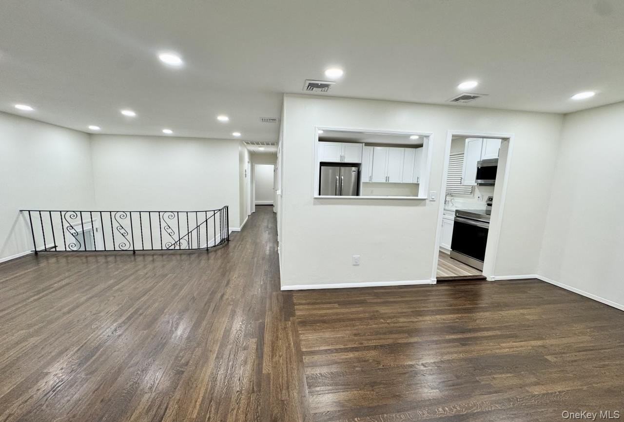 219 Bellerose Ave - Photo 4 of 18