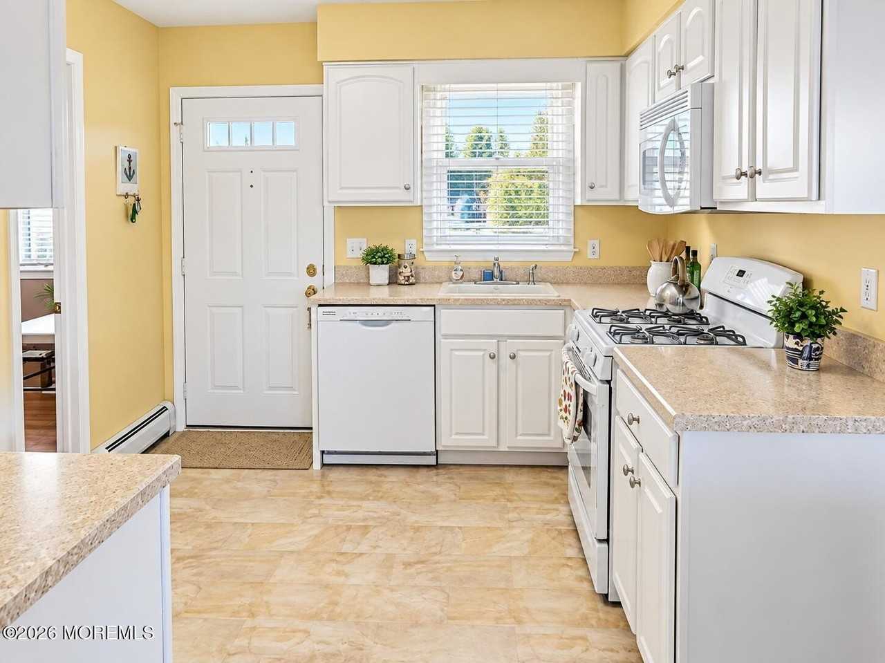 46 Longpoint Dr - Photo 4 of 14