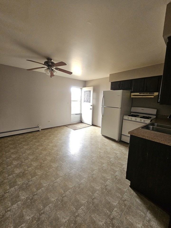 1450 Getzelman Dr #2E - Photo 3 of 8
