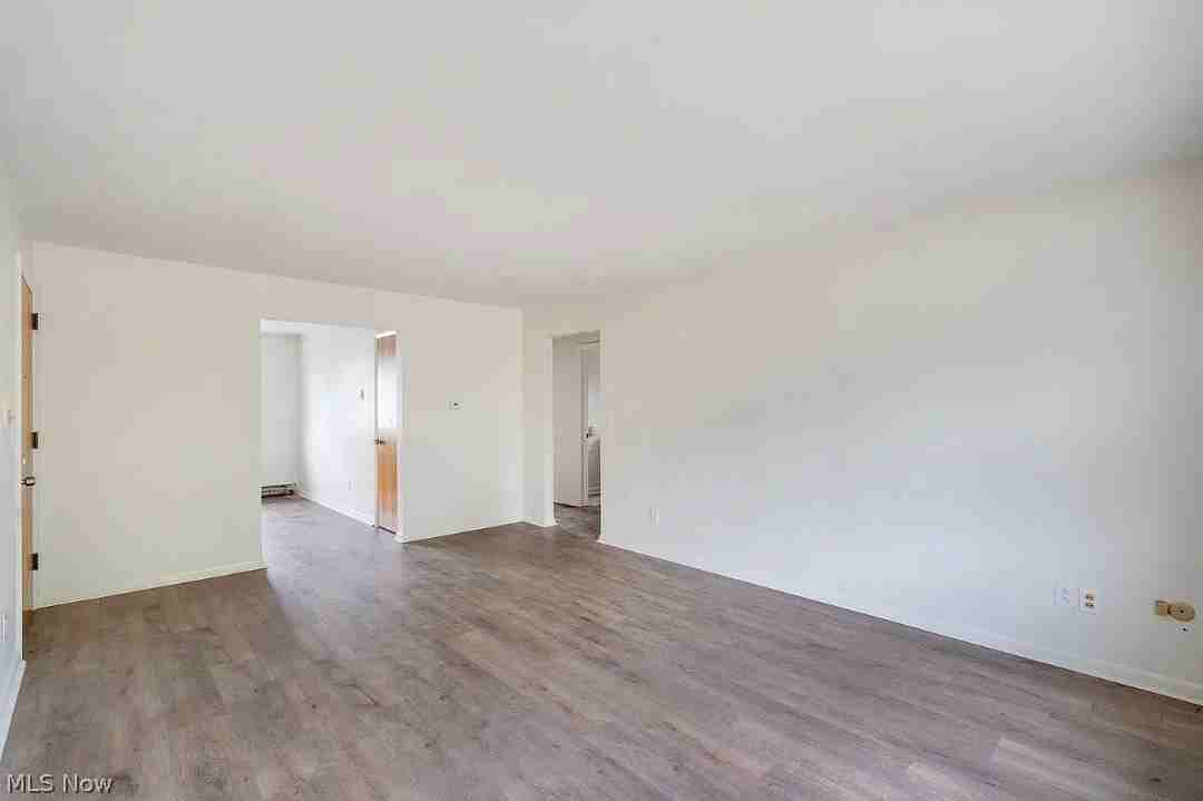 895 Cook Ave - Photo 3 of 8