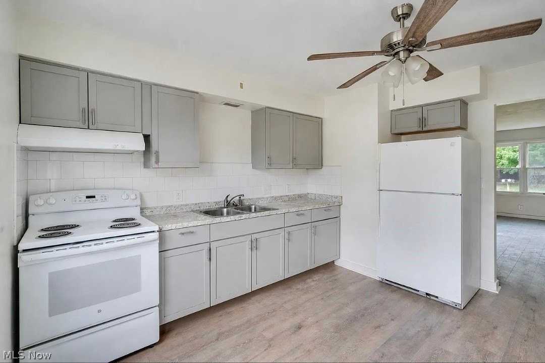 895 Cook Ave - Photo 4 of 8