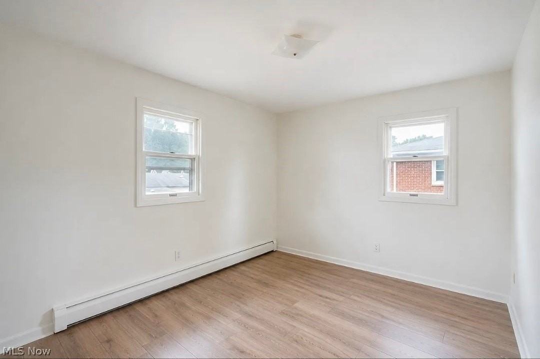 895 Cook Ave - Photo 5 of 8