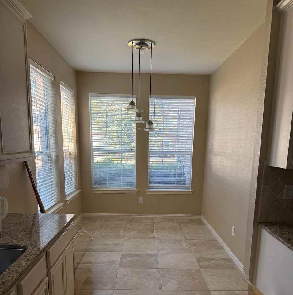 10012 Castlewood Dr - Photo 2 of 12