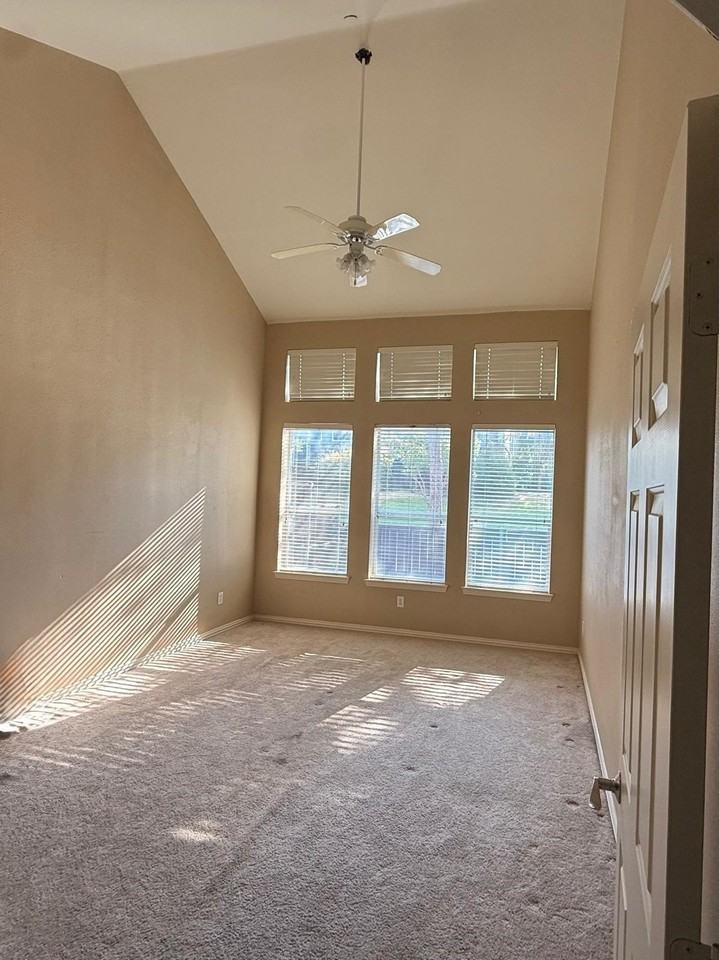 10012 Castlewood Dr - Photo 4 of 12