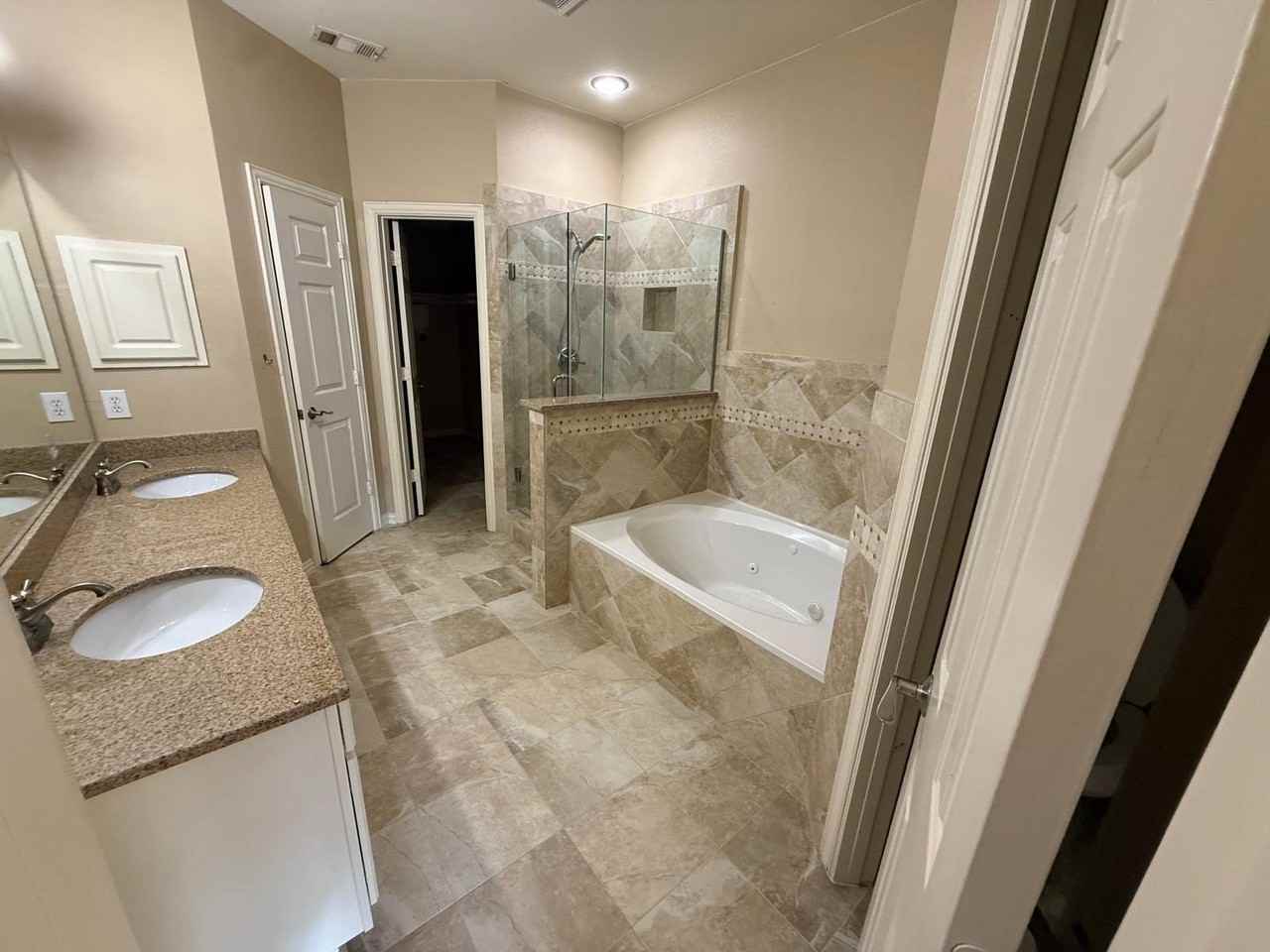 10012 Castlewood Dr - Photo 5 of 12
