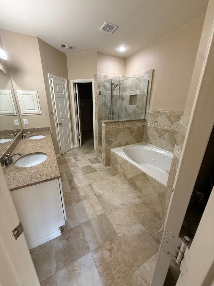 10012 Castlewood Dr - Photo 6 of 12