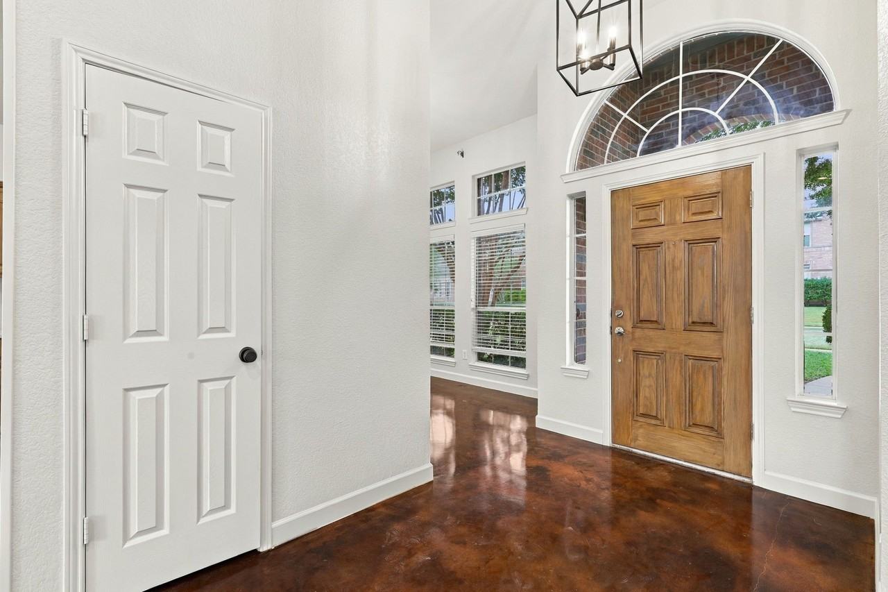 906 Homestead Trl - Photo 3 of 25