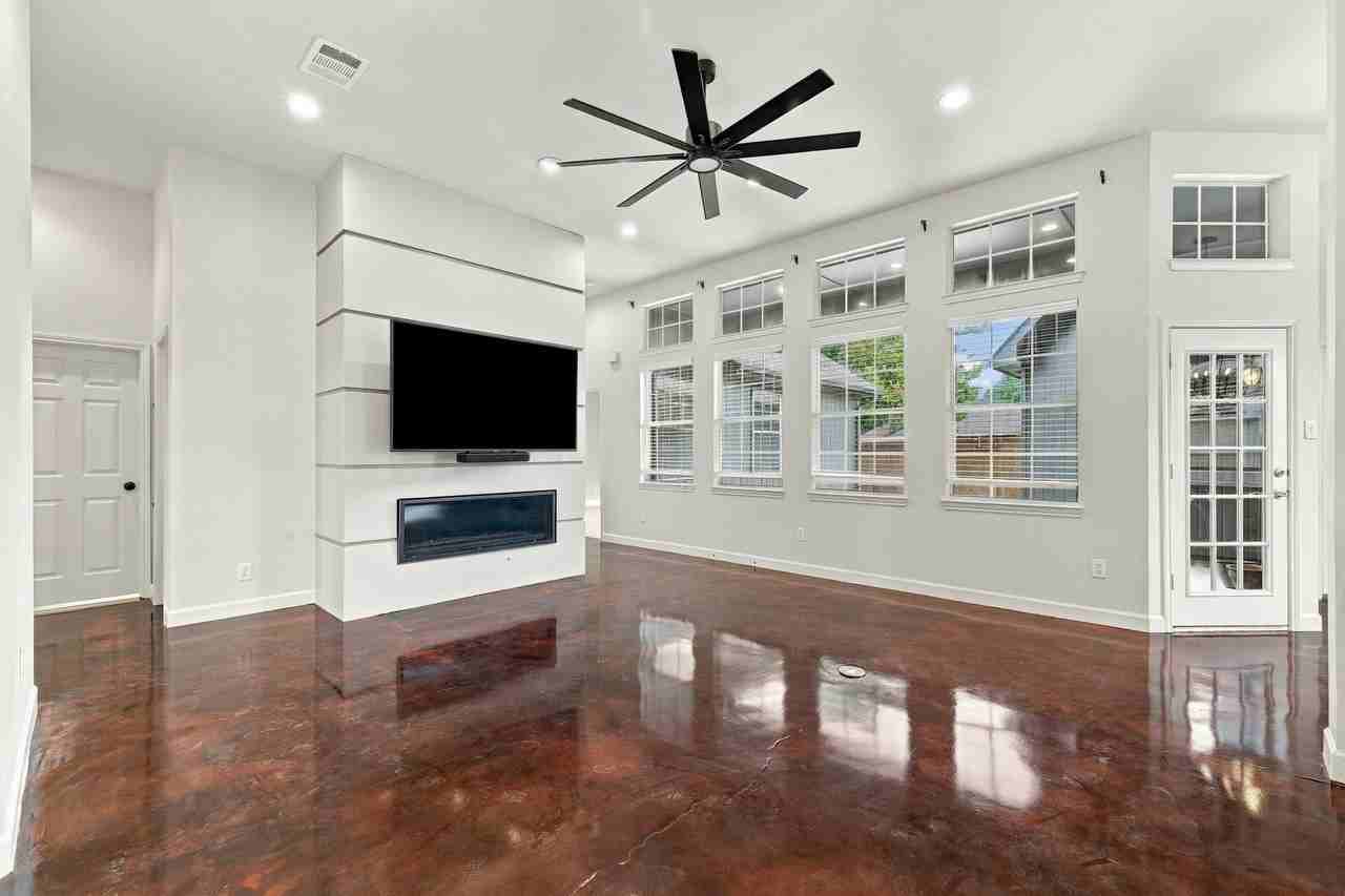 906 Homestead Trl - Photo 5 of 25