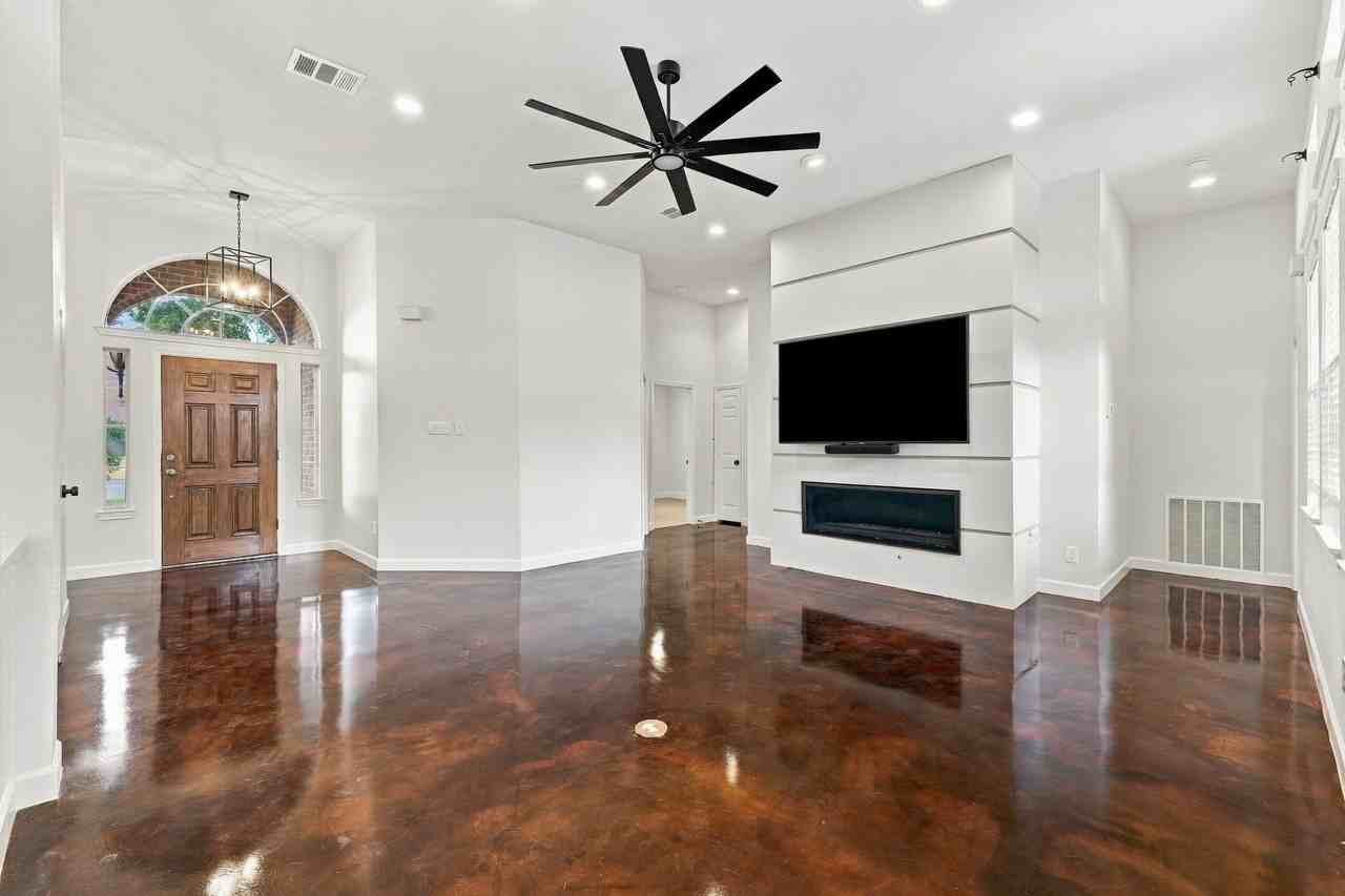 906 Homestead Trl - Photo 6 of 25