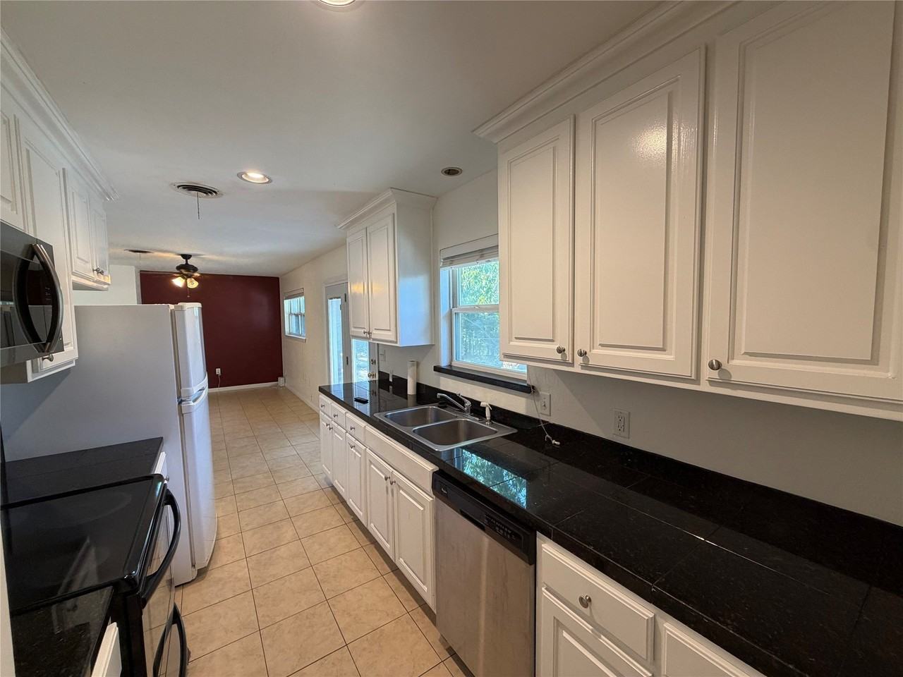 1437 W Ball St - Photo 6 of 18