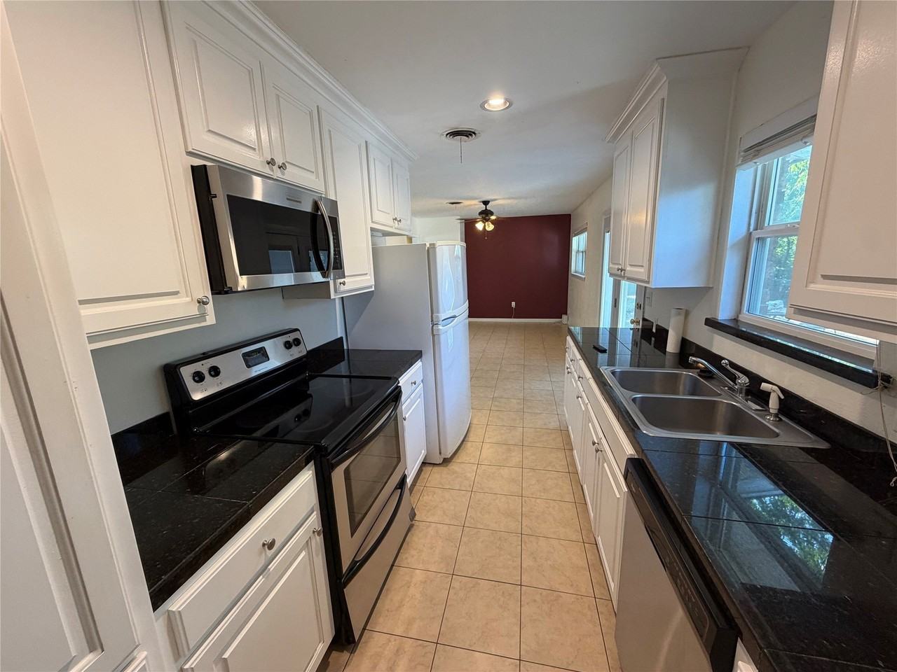 1437 W Ball St - Photo 7 of 18