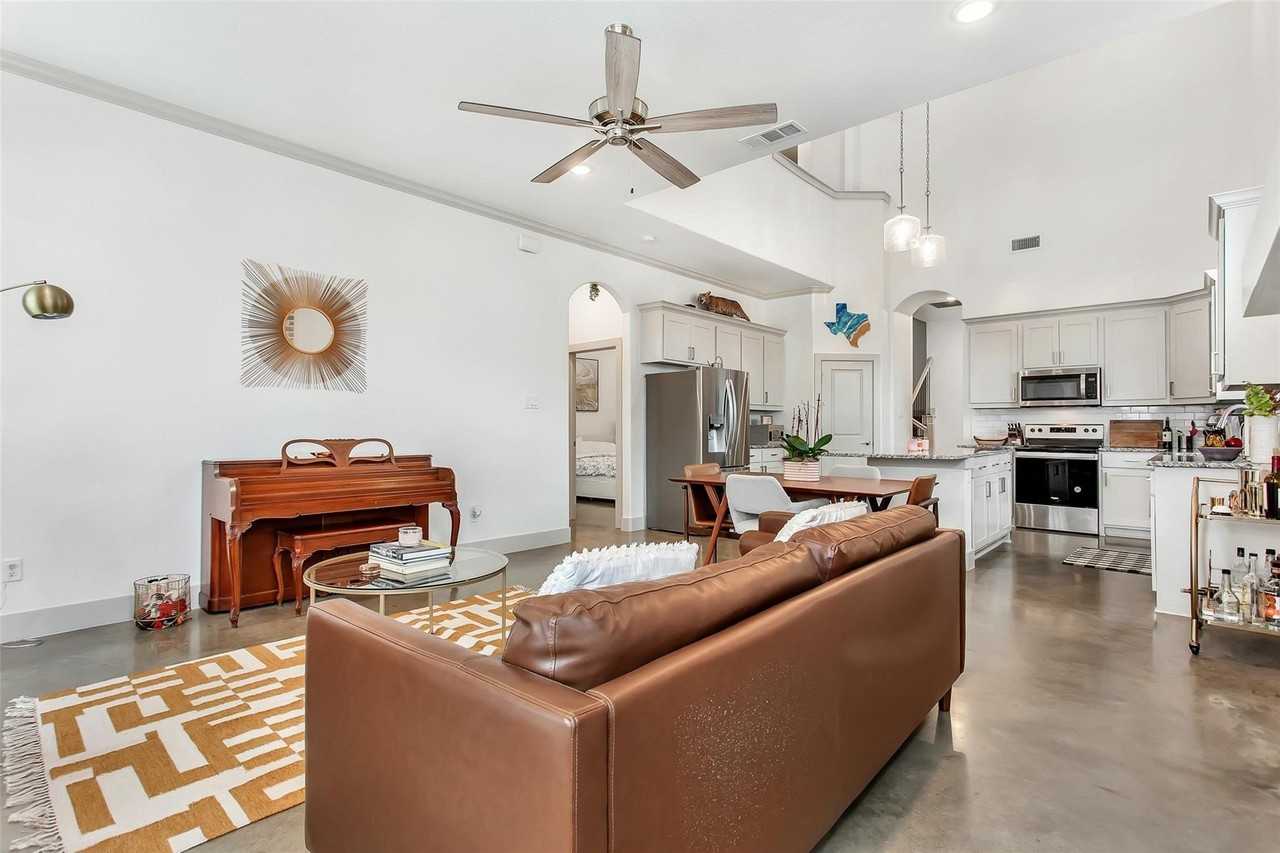 229 E 5th St - Photo 4 of 36