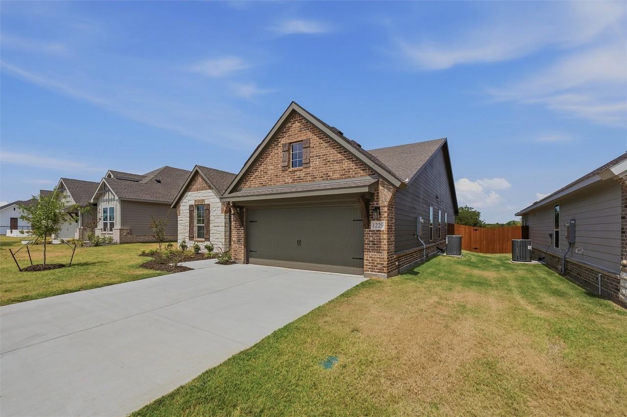 1229 Sabine River Ln - Photo 3 of 35
