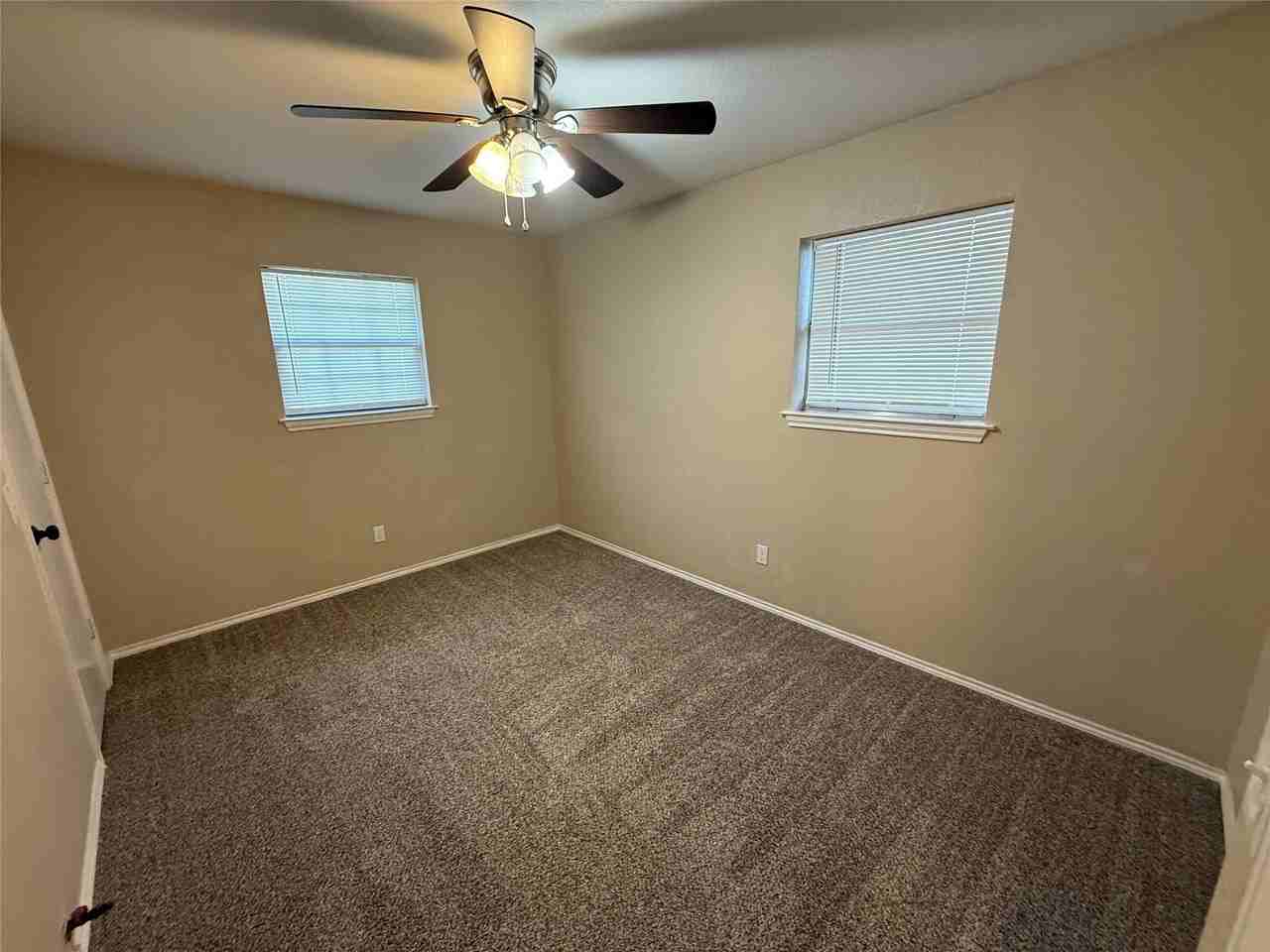 101 Donna St - Photo 5 of 13