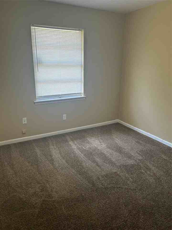 705 Lawson Dr - Photo 5 of 11