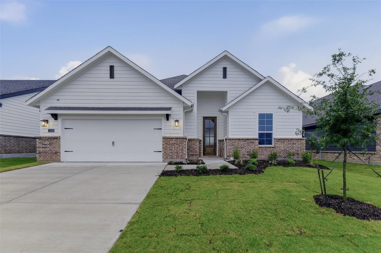 1329 Frio Dr - Photo 3 of 25