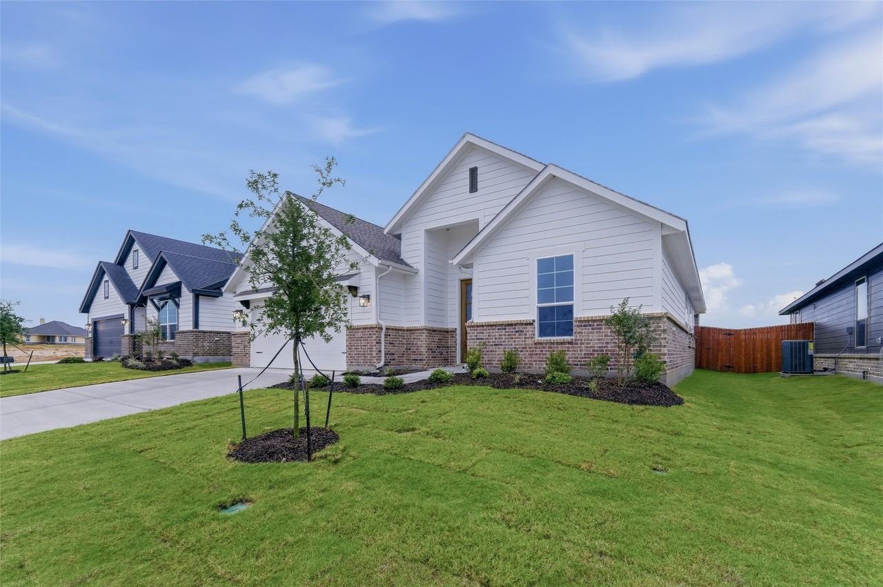 1329 Frio Dr - Photo 4 of 25
