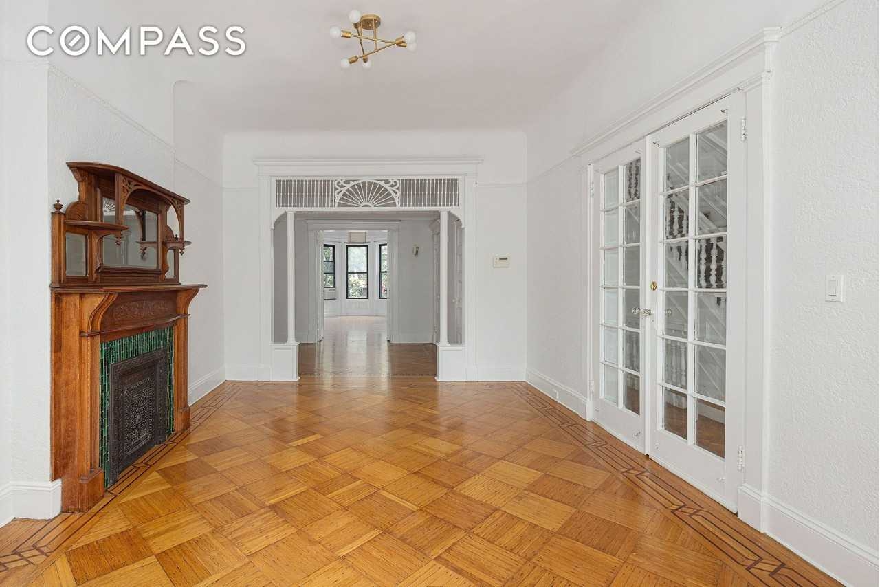 597 Jefferson Ave #1 - Photo 3 of 12