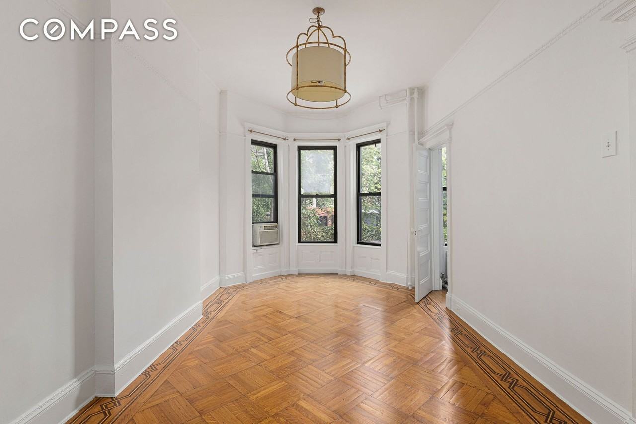 597 Jefferson Ave #1 - Photo 4 of 12
