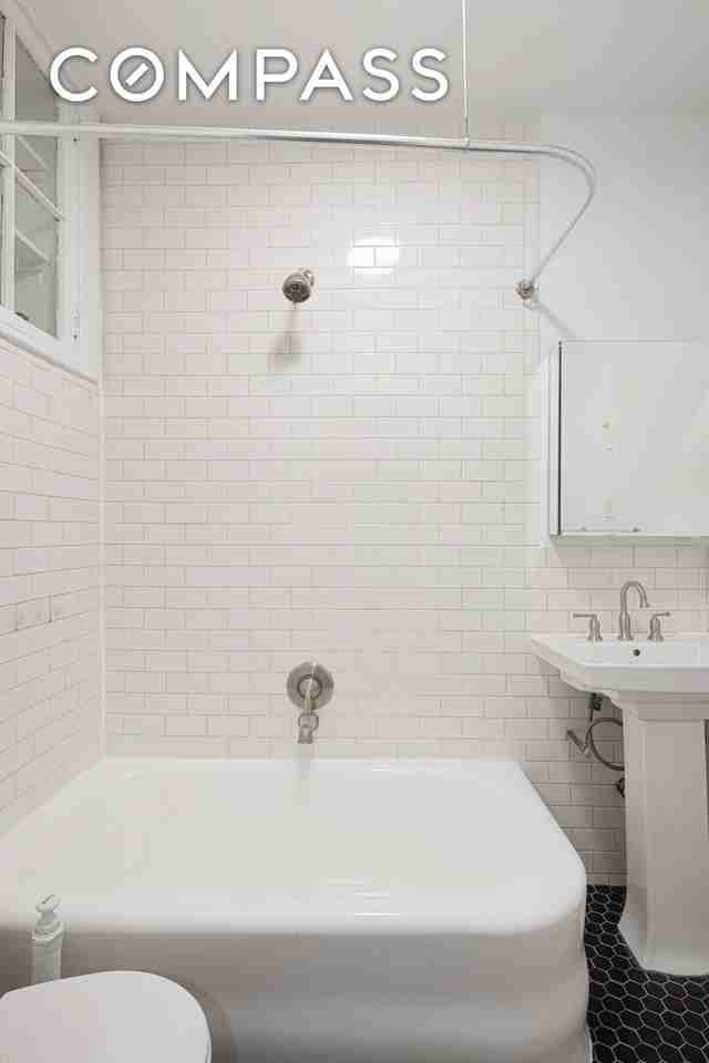 597 Jefferson Ave #1 - Photo 5 of 12