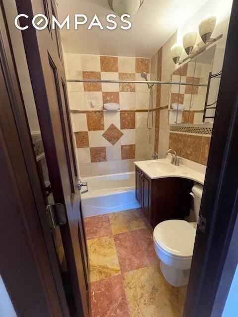 2452 38th St #3R - Photo 4 of 9