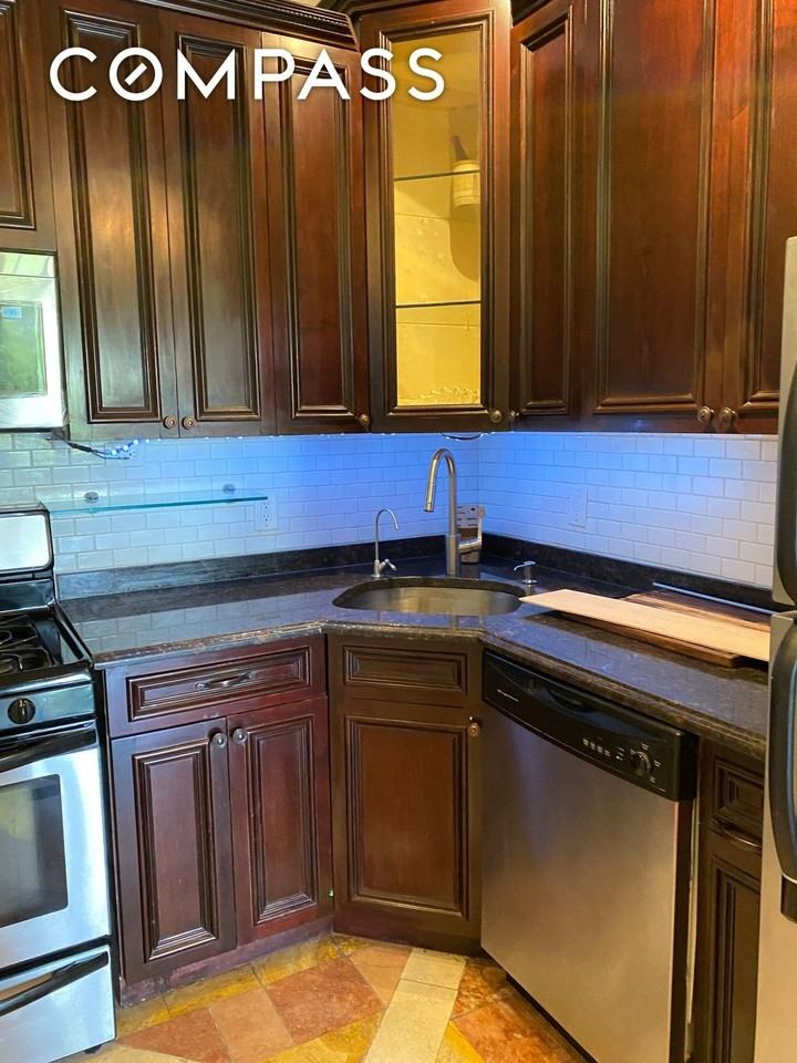 2452 38th St #3R - Photo 5 of 9
