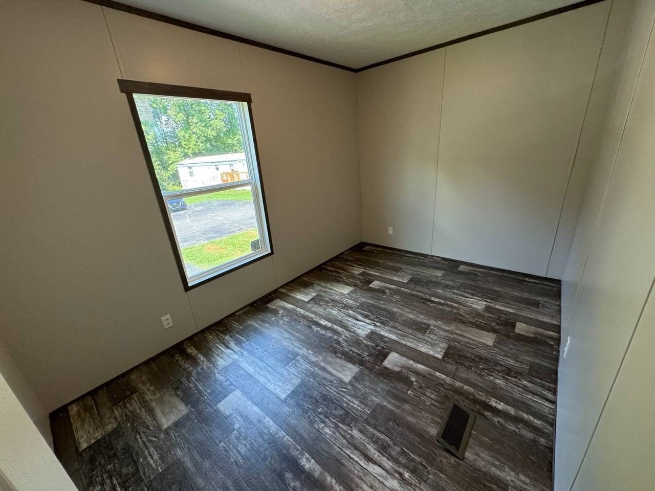 250 Manchester Ave - Photo 2 of 7