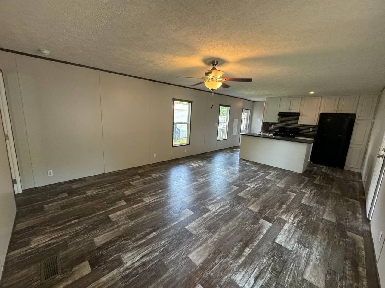 250 Manchester Ave - Photo 4 of 7