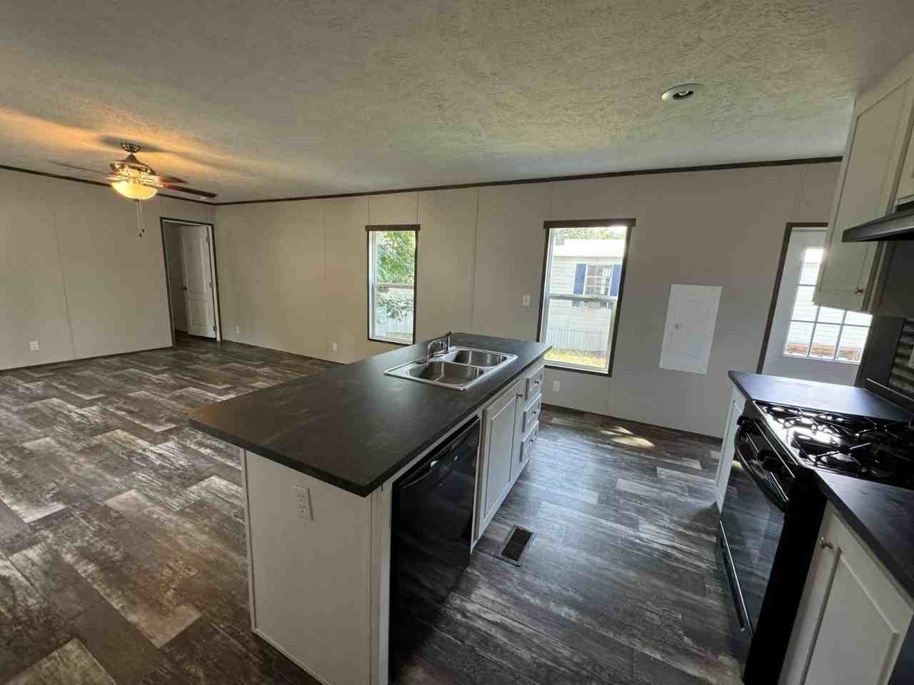 250 Manchester Ave - Photo 5 of 7