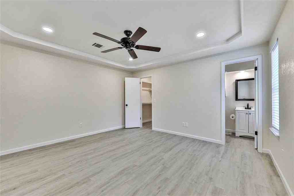 512 N Morgan Dr - Photo 4 of 40