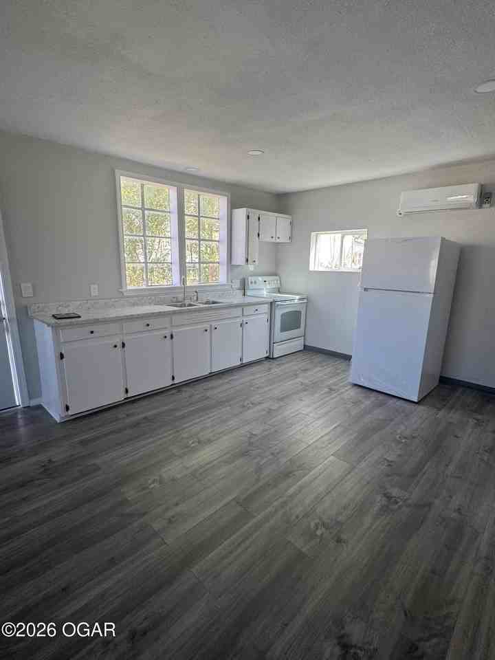 1020 E 8th St - Photo 3 of 13