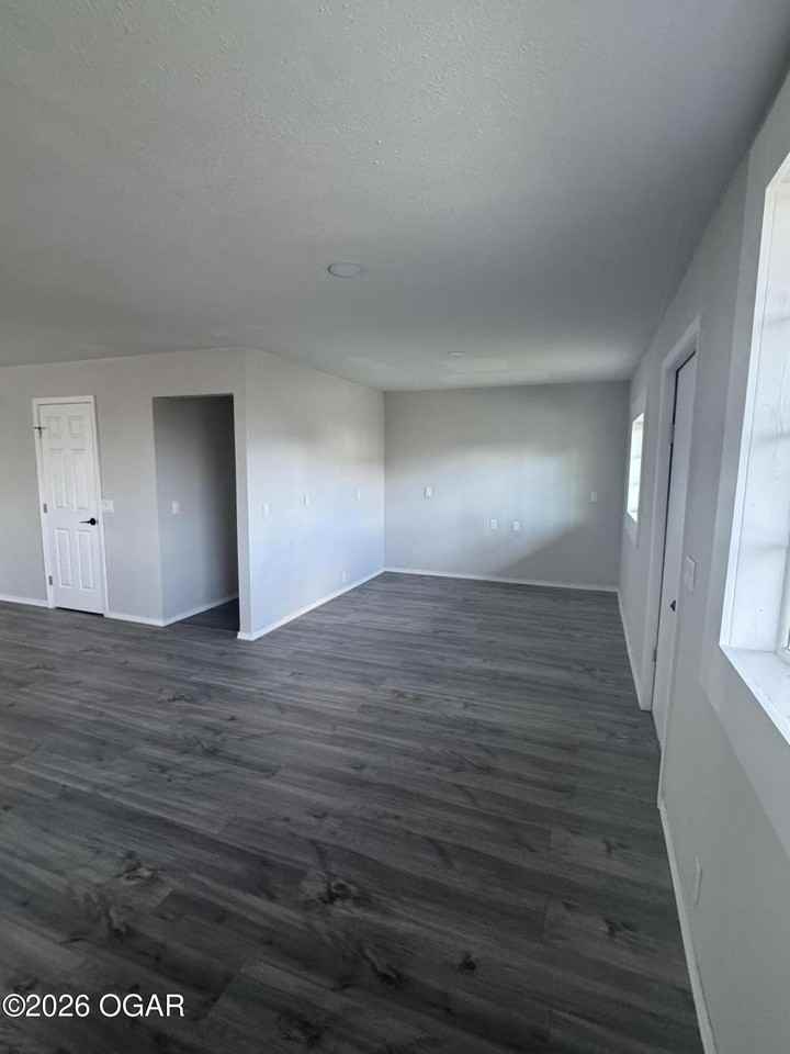 1020 E 8th St - Photo 6 of 13