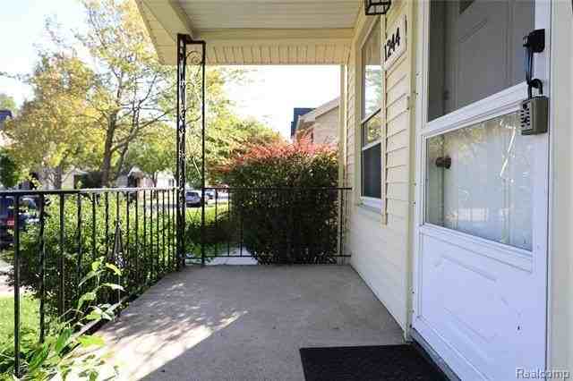 1244 Holland St - Photo 4 of 23