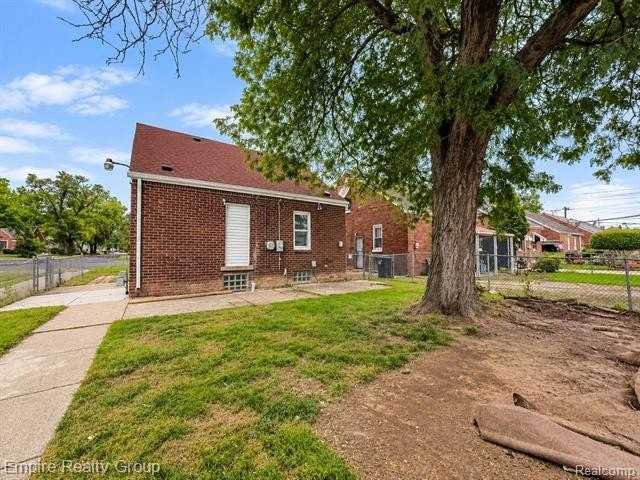 3167 E Outer Dr - Photo 5 of 35