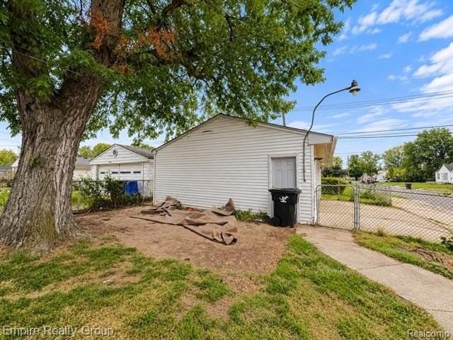 3167 E Outer Dr - Photo 6 of 35