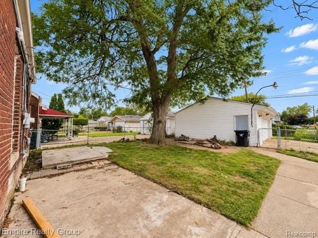 3167 E Outer Dr - Photo 7 of 35
