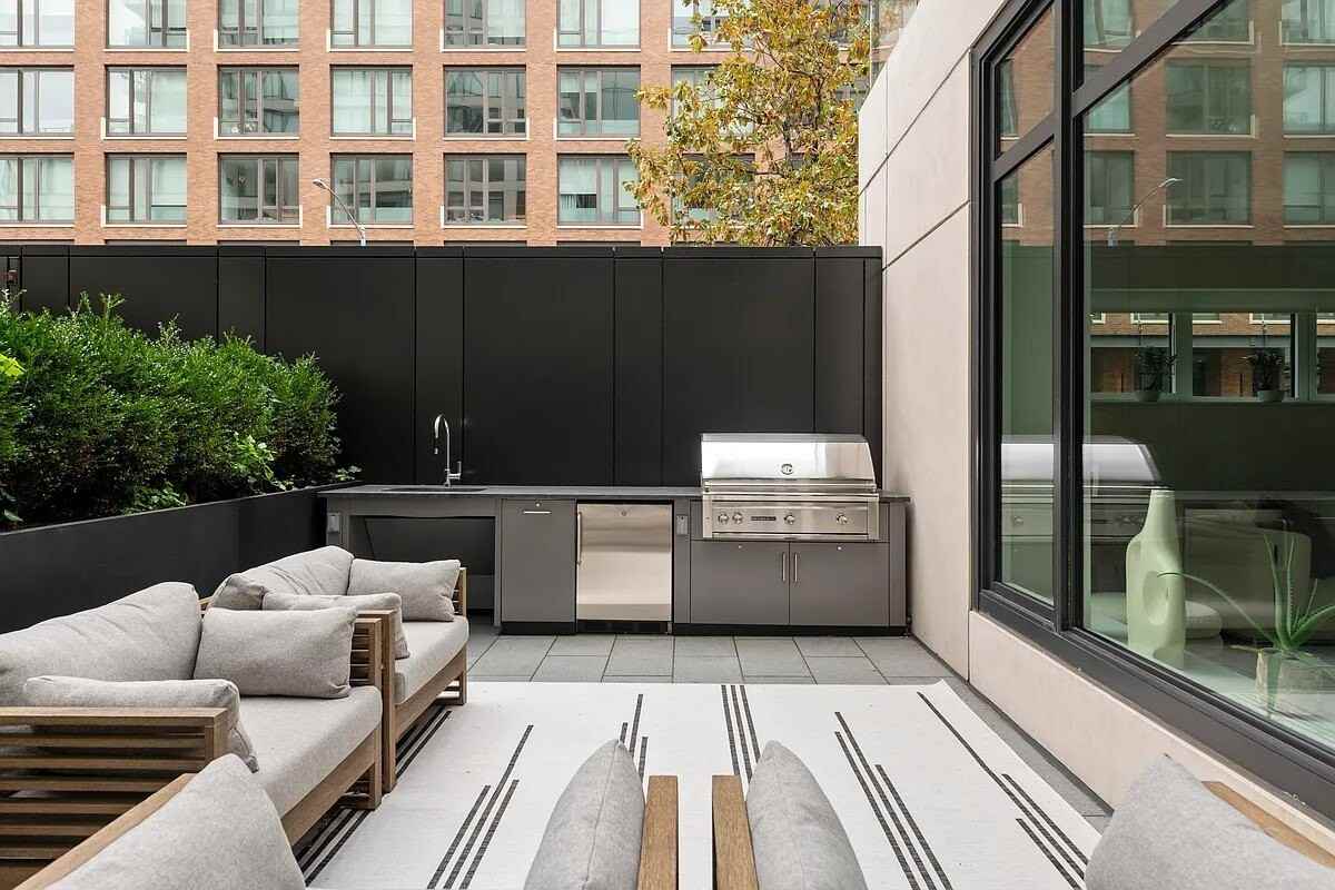 450 Washington St - Photo 2 of 10