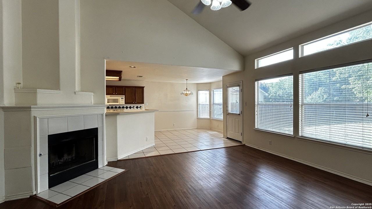 6107 Lakeview Ct - Photo 6 of 35