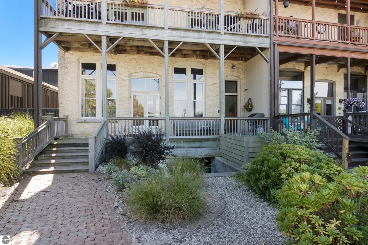138 River St - Photo 3 of 11