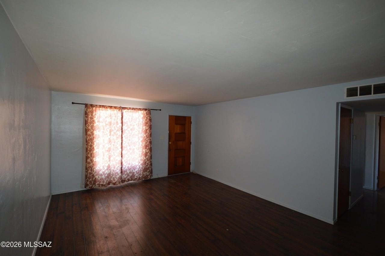 5812 E 35th St - Photo 2 of 10
