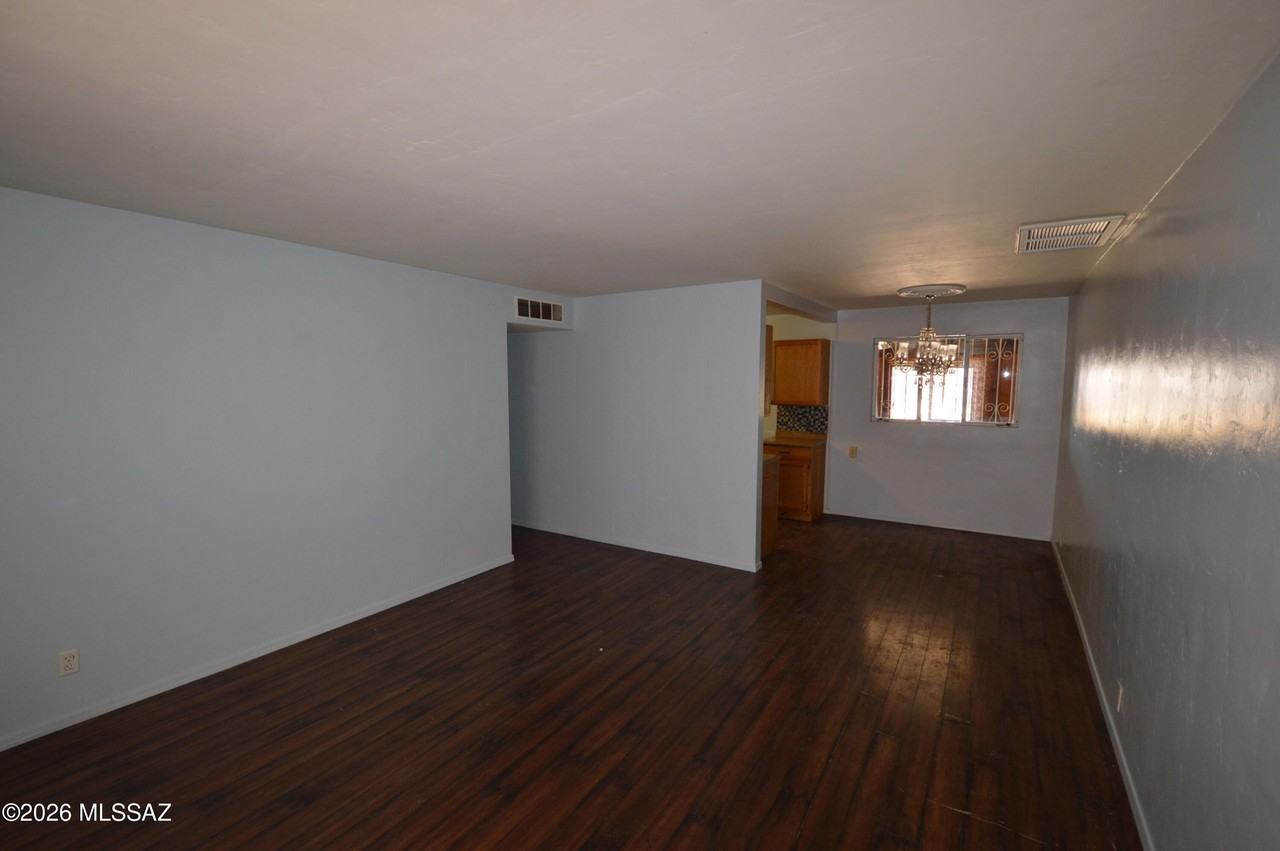 5812 E 35th St - Photo 3 of 10