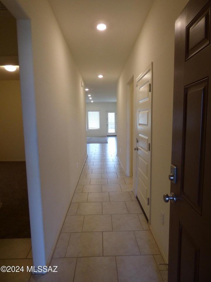 10208 N Crooked Peak Trl - Photo 3 of 32