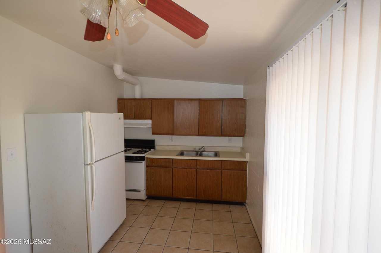 1033 E 25th St #4 - Photo 2 of 6