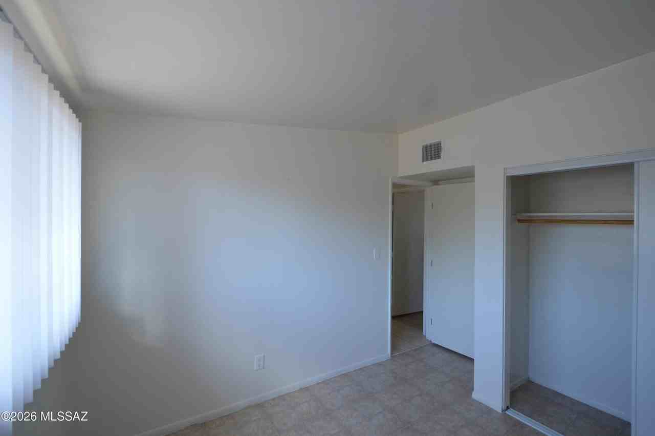 1033 E 25th St #4 - Photo 3 of 6