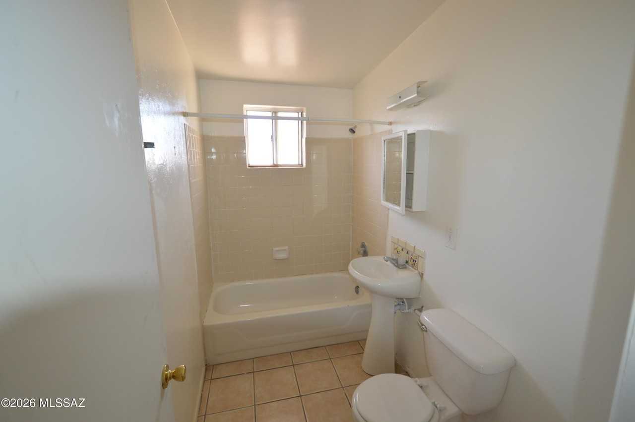 1033 E 25th St #4 - Photo 5 of 6
