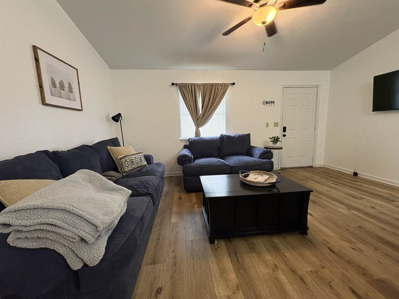 2073 Continental Ave - Photo 4 of 15
