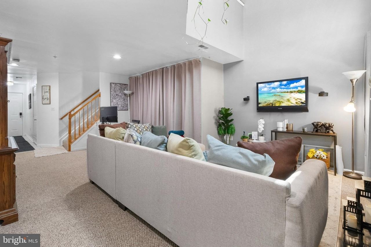 13 Bank Spring Ct - Photo 7 of 50